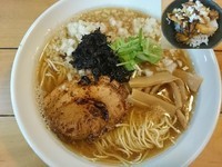 「煮干しそば＋玉ねぎ増し＋ミニチャーシュー丼＝￥1000」@ときわ亭の写真