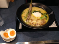 「鶏白湯ラーメン 味玉」@麺巧 潮の写真