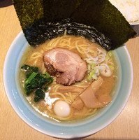 「醤油ラーメン 770円＋特製餃子280円＋小ライス無料」@松波家の写真