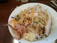 「冷やしマカナイ（野菜チョイマシ・ニンニク・マヨ）」@メガガンジャの写真