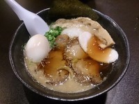 「【限定】とんこつ魚介ラーメン腕チャーシュー増し」@らーめん・つけめん 八角の写真