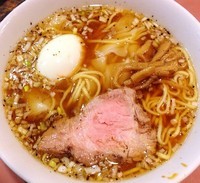 「ワンタン麺800円　半熟玉子50円　コップ酒600円」@名物屋の写真