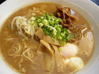 「中華そば（特大）＋半熟玉子」@うだつ食堂の写真