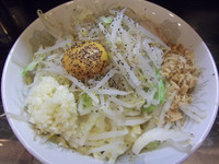 「まぜそば+ほぐし(880円)」@らーめん虎丸 川口店の写真