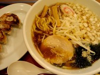 「新潟 燕三条醤油ラーメン790円＋セット餃子185円」@芝のらーめん屋さん 大井町店の写真