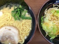 「豚骨醤油ラーメン 680円（モヤキャベ 150円）」@横浜家系ラーメン 宮本商店 日立相田店の写真