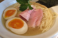 「鶏塩らーめん+味玉」@らーめん専門 うしおととりの写真