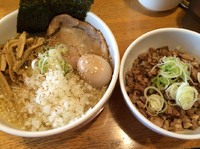 「味玉鰹冷やしら〜めん+炙りチャーシュー丼」@煮干しそば 虎愼の写真