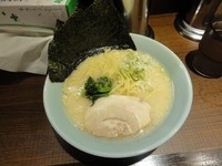 「らーめん（塩）　500円　麵硬め/味濃い目」@横浜ラーメンゑびす 蒲田店の写真