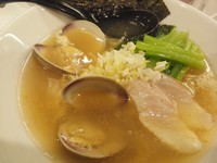 「スズキとホンビノスの塩ラーメン　800円」@海老・特濃煮干そば まるはの写真