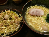 「ラーメン&ネギチャー丼+焼餃子」@横浜家系ラーメン 壱角家 新宿中央東口店の写真