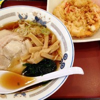 「しょうゆラーメン　350円　かき揚げ天ぷら　110円」@山田うどん 新田店の写真