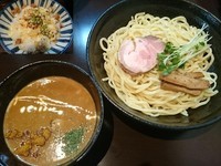 「【限定】カレーつけ麺￥850＋炙りチーズご飯￥150」@中華そば 輝羅の写真