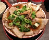 「チャーシュー麺（中盛） \780＋白ごはん \100」@麺屋7.5Hz 新橋店の写真