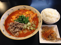 「《限定》韓国風辛味噌らぁ麺＋マタドール専用ご飯＋ナムル  900」@みそ味専門マタドールの写真