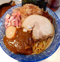 「油そば（麺少）＋ﾁｮｲｶﾚｰ＋海老辛子＋味玉」@豚骨一燈の写真