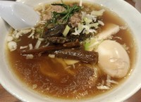 「雨はやさしくインスパイア醤油　鶏レバー入り750円」@らーめん・つけめん 八角の写真