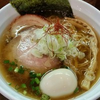 「【木曜限定】秋刀魚と鯵煮干しらーめん ７３０円＋味玉＋Ｃ叉焼」@麺や 飛来の写真