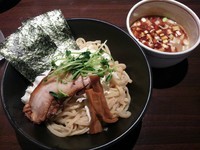 「【期間限定】赤マー油鯵つけ麺　（大盛り：サービス券）」@麺肴 ひづきの写真