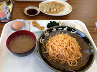 「石巻ホルモンつけ麺（650円）と餃子（250円）」@元祖石巻牧場ラーメンの写真