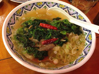 「牛肉のあっさり激辛ラーメン（辛さ5倍）910円」@中国ラーメン 揚州商人 町田忠生店の写真