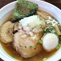「【本日限定】煮干そば（ミドル級）７３０円＋味玉＋クーポン叉焼」@麺や 飛来の写真