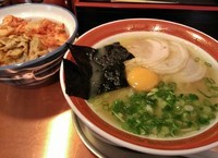 「ラーメン(生卵)＋豚キムチ丼セット \1050」@佐賀ラーメン 美登里の写真