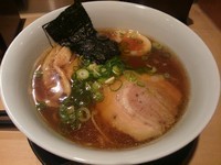 「醤油ラーメン」@支那そばや グランデュオ立川店の写真