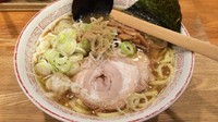 「醤油らーめん 760円」@つけ麺屋 やすべえ 新宿店の写真