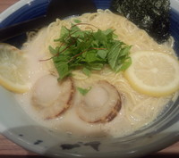 「とんこつ ほたて×レモン」@麺屋 開高 新千歳空港店の写真