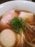 「味玉醤油そば850円＋ビール＋メンマ」@創作麺工房 鳴龍の写真