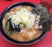 「ラーメン+半玉+ネギ」@ラーメン杉田家の写真
