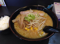 「赤味噌ラーメン（大盛り）700円＋100円」@らーめん丸宮の写真