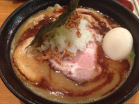 「黒魚介豚骨味玉ラーメン880円」@麺や 飛来の写真