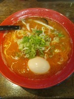 「辛いラーメン（味玉トッピング）」@辻商店の写真