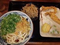 「肉盛うどん大(690円)(ぶっかけ)鶏天(130円)他」@丸亀製麺 可部店の写真