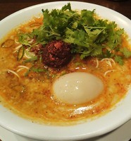 「麻辣担担麺＋パクチー盛り＋味玉 (850+100+100)円」@創作麺工房 鳴龍の写真