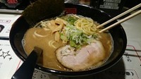「らーめん：黒：太麺」@麺屋 のすけの写真