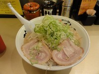 「しょうゆラーメン750円　中盛50円　麺硬め」@超ごってり麺 ごっつ 秋葉原店の写真