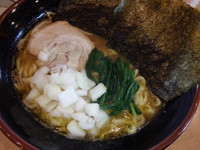 「大盛ラーメン(780円)(硬め)小ライス(ランチ無料)」@横綱家の写真