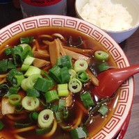 「中華そば（並盛り）530円ライス　0円（11時までサービス）」@麺屋7.5Hz 新橋店の写真