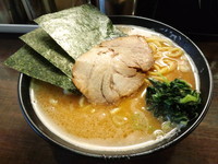 「辛味噌とんこつラーメン750円+大盛り100円(固め)」@横浜家系 ぱるぷん亭の写真