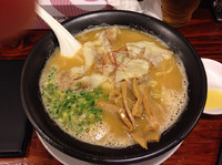 「濃厚黒豚雲呑麺」@広州市場 西新宿店の写真