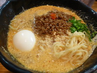 「担担麺（８１０円）＋たまご（１００円）＋半ライス（５０円）」@豆でっぽうの写真