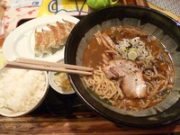 「こがし黒みそらーめん（896円）+ギョーザセット（432円）」@らーめん げんき屋 ひたちなか店の写真