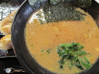 「ハーフラーメン+ハーフ餃子　「590円+210円」」@横浜家系らーめん 仁家 ひりゅうの写真