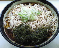 「かけそば超大盛＋めかぶダブル（＠５０×２）＝３６０円」@深大寺そばの写真