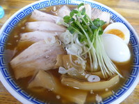 「ラーメン（７００円）＋小ぶた（２００円ｘ２）」@明心角ふじの写真