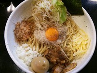 「まぜ豚そば（ニンニクなし）＋味玉」@まるぶし とんやの写真