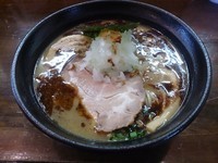 「黒 魚介豚骨らーめん＋辛みそ丼」@麺や 飛来の写真
